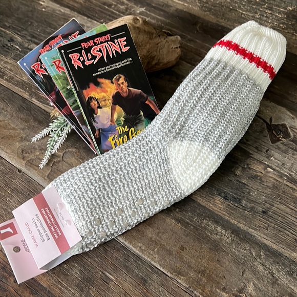 🎁4/$25 - ARDENE warm and fuzzy reading socks - NEW - Picture 1 of 2